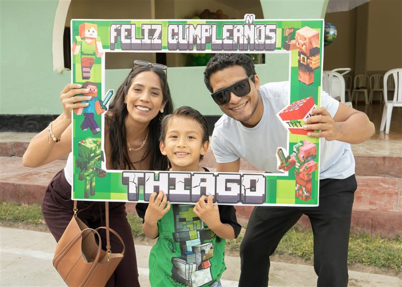 Familia con un marco de Feliz cumpleaños de Minecraft