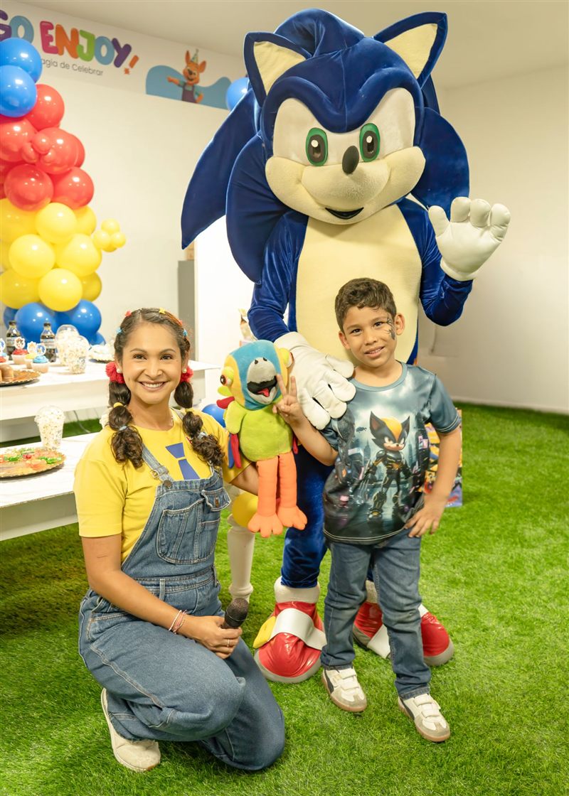 Niño con la cara pintada junto a Sonic y la animadora con un títere de loro